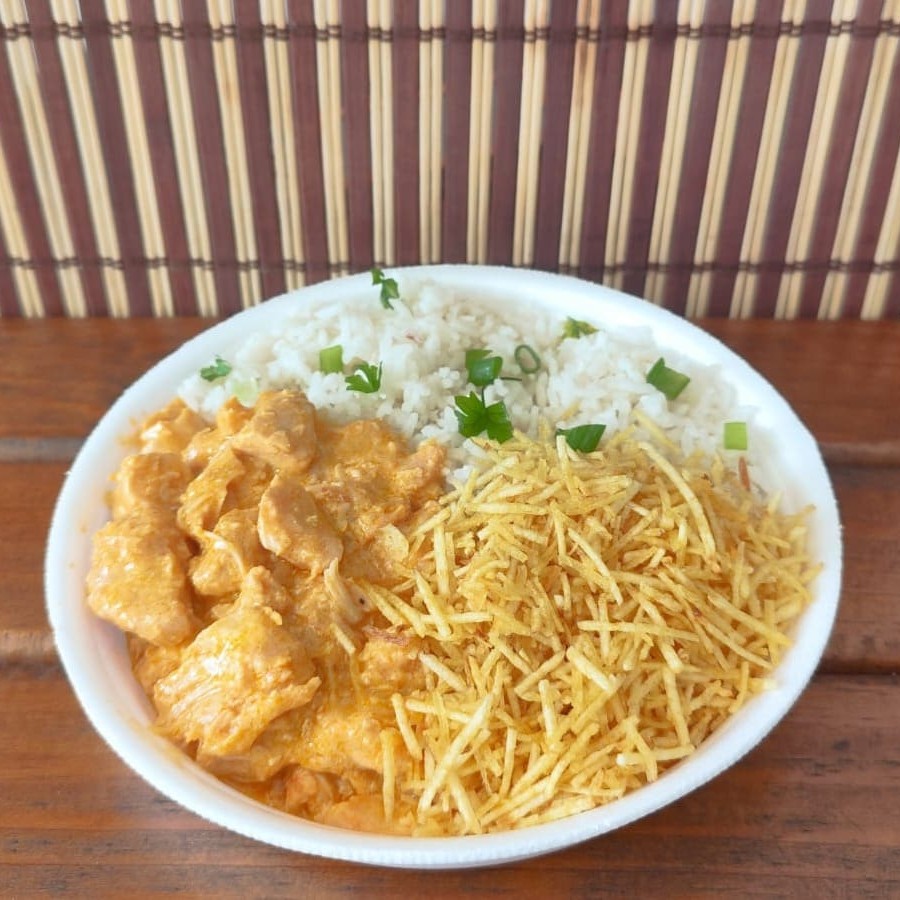 Nossa quentinha vem com Strogonoff de frango cremoso e bem temperado, servido com batata palha crocante e arroz branco soltinho. Porção caprichada com aproximadamente 750g, ideal para matar a fome com muito sabor. Uma explosão de sabor que nunca sai de moda!