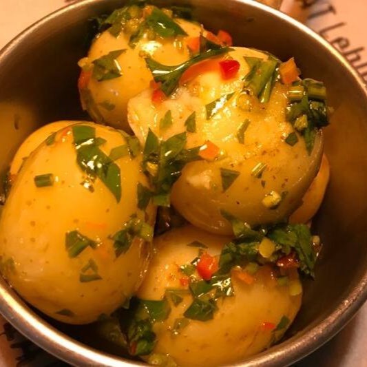 Batata confitada com especiarias (azeite, pimenta dedo de moça - opcional, sal, salsinha e vinagre)