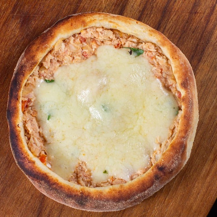 Frango, tomate, cebola, molho de tomate e mussarela