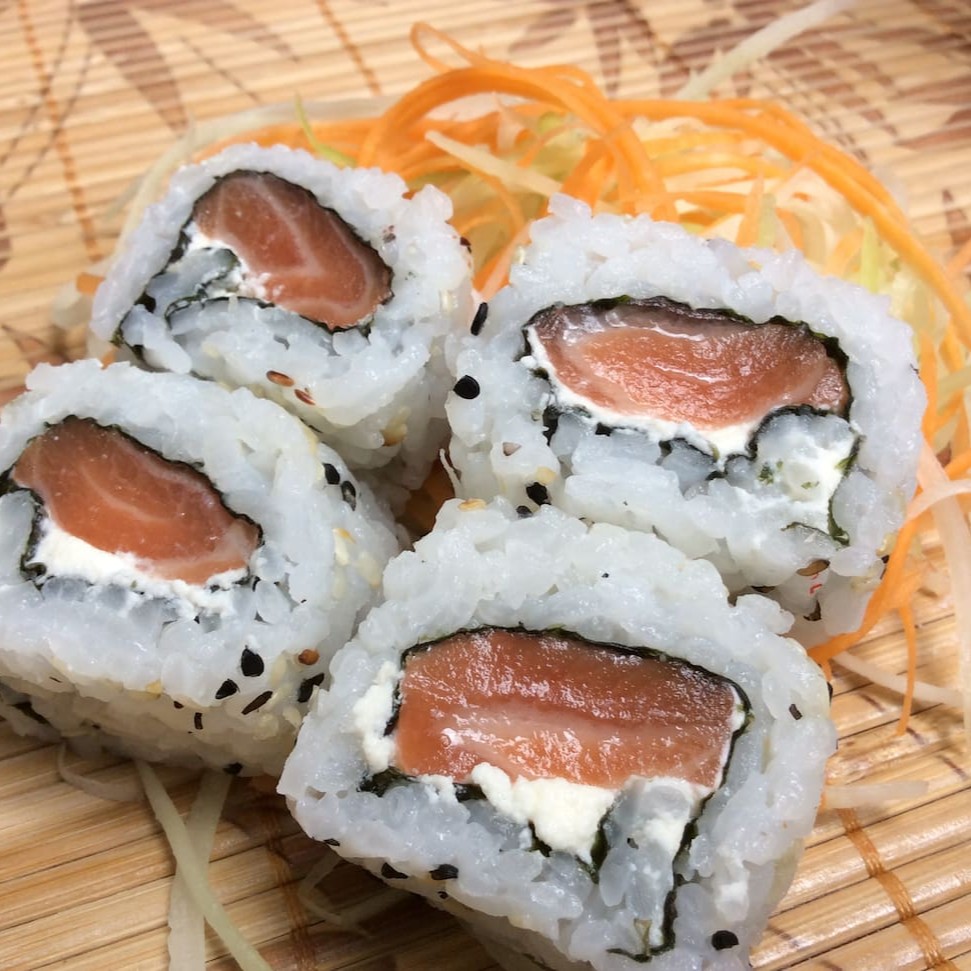 Enrolado de arroz, gergelim, alga e salmão com cream cheese.