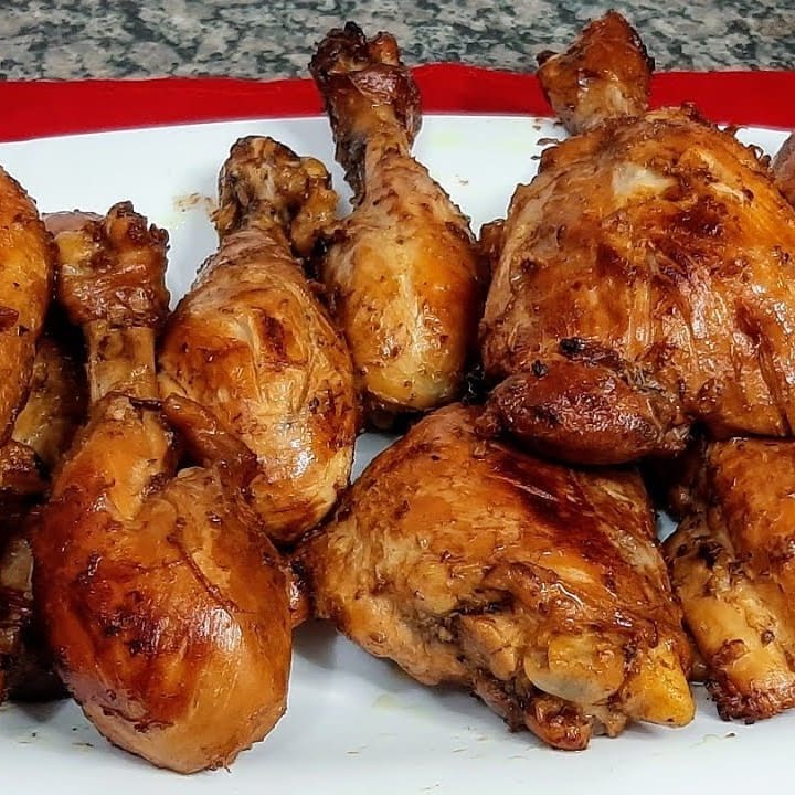 Arroz, feijão, frango assado (escolha o acompanhamento extra)