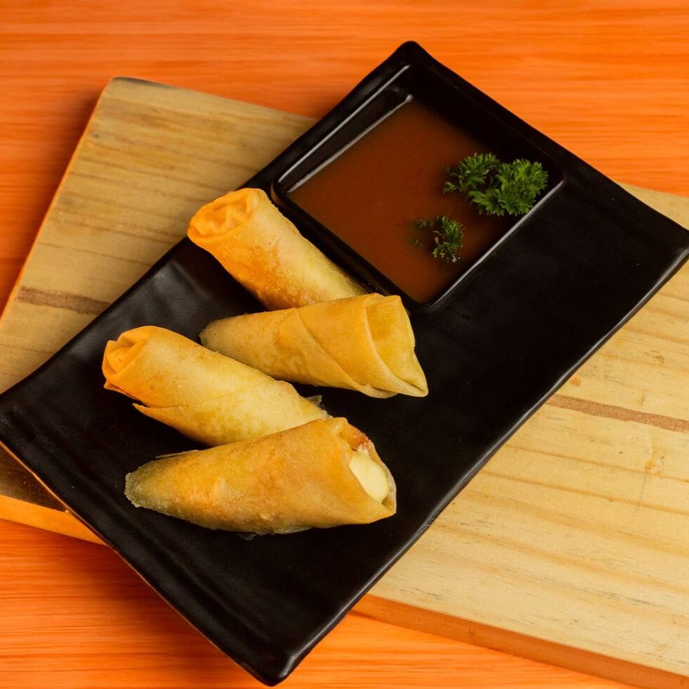 """Porção com 2 unidades de harumaki crocante e dourado, recheado com uma combinação fresca e saborosa de legumes selecionados, temperados para realçar o sabor natural. Frito no ponto certo para manter a casquinha sequinha e a suculência do recheio, é uma opção leve, deliciosa e perfeita para acompanhar qualquer refeição."""