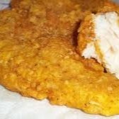 Arroz branco ou arroz integral ou macarrão, feijão preto, farofa, batata frita ou purê de batata, pote de salada, filé de peixe frito