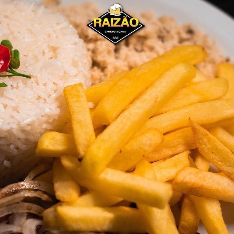 Arroz, Feijão, Farofa e Fritas.