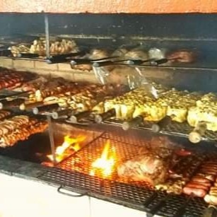 Contra filé, linguiça suína,linguiça de frango, drumet  (caso alguma das opções descritas acabe, será substituída por contra filé)