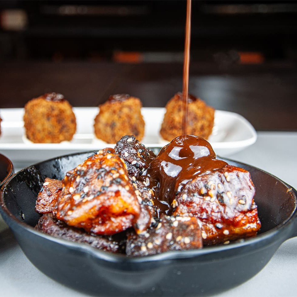 Saboreie nossa barriga de porco de cerca de 300g, cuidadosamente defumada no dry rub por 3 horas e meia, e servida com o saboroso molho Glaze da casa. Preparada na lenha frutífera para um sabor autêntico.