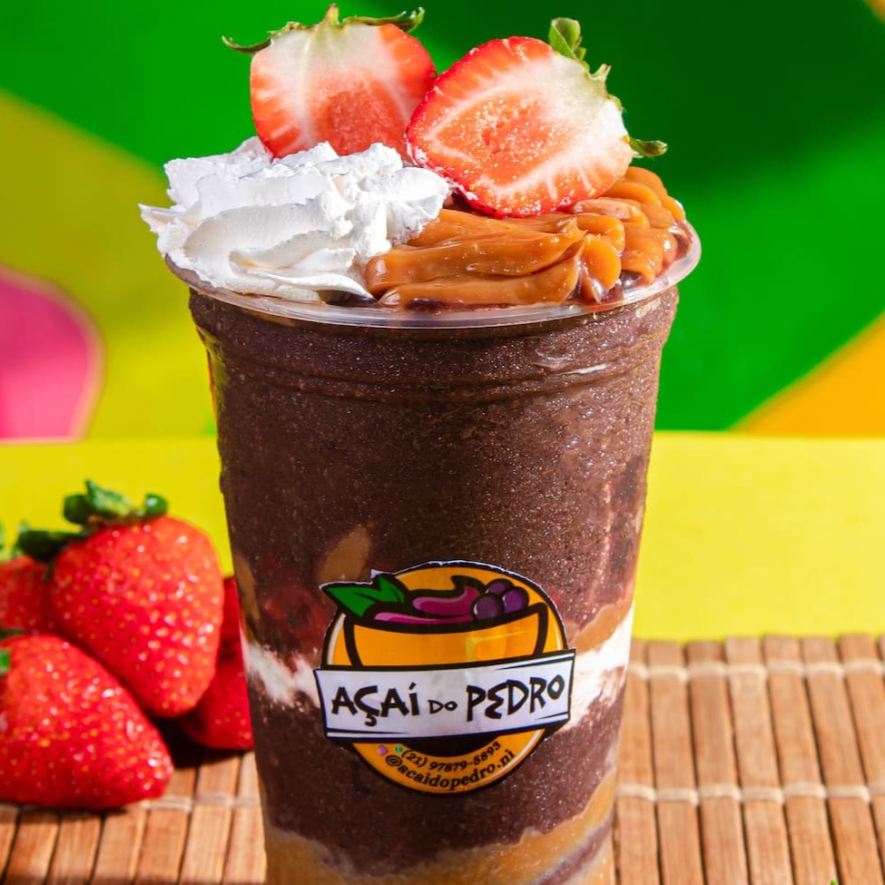 Copo de 500ml do nosso delicioso açaí artesanal, 3 camadas de doce de leite, 2 camadas de morango e chantilly.