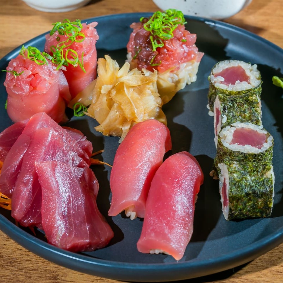 O sabor intenso do atum em sua melhor forma! Um lançamento que é explosão de frescor e sabor dedicada aos verdadeiros amantes de atum! Nosso Combo Maguro traz uma seleção especial com:  4 Sashimis de Atum 4 Sushis de Atum 4 Joe de Atum 6 Makimonos de Atum 6 Uramakis de Atum 6 Hots de atum  Perfeito para quem busca qualidade, variedade e a essência da culinária japonesa em cada mordida.