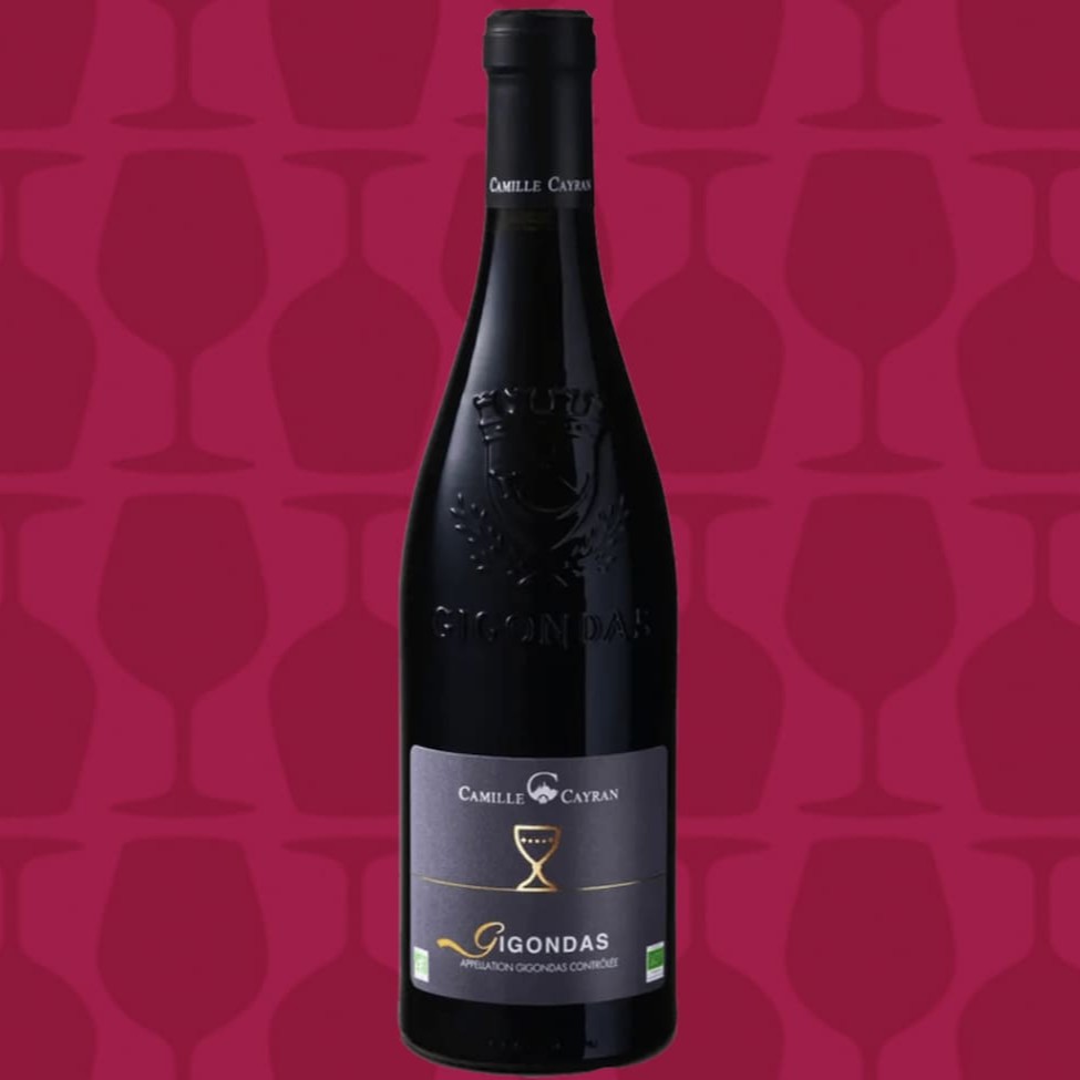 Com um intenso tom roxo profundo, este tinto do Rhône expressa elegância e personalidade desde o primeiro momento. No nariz, revela camadas de frutas vermelhas maduras como amora, groselha e cereja preta, seguidas por notas frescas e ácidas de mirtilo e ameixa, envoltas em um toque de especiarias. No paladar, é frutado e estruturado, com taninos firmes e boa persistência, refletindo concentração e equilíbrio. Elaborado com Grenache, Syrah e Mourvèdre, harmoniza perfeitamente com caçarola de legumes, codorna com cerejas e pimenta sechouan, ou salada de carne marinada com ervas da Provença.