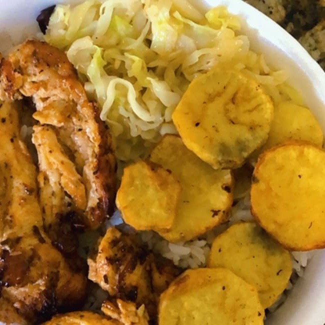 Acompanha: arroz, feijão, farofa entre outros acompanhamentos que você pode selecionar