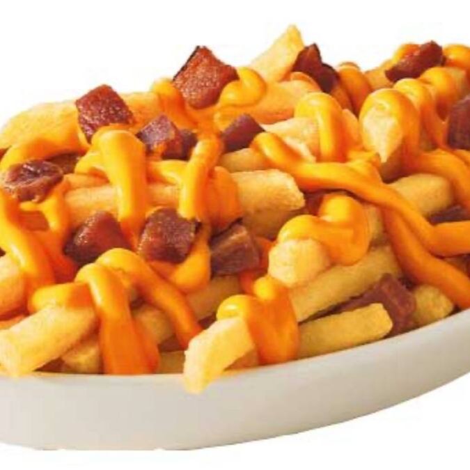 Desfrute da nossa irresistível 'Batata com Cheddar e Bacon', uma especialidade da categoria 'Yakusa Burgers'. Imagine batatas cuidadosamente fritas 400gramas, mergulhadas em uma generosa porção de cheddar derretido, e enriquecidas pela crocância do bacon em cubos. Uma combinação deliciosamente indulgente que promete uma explosão de sabor a cada mordida. Venha e deixe o seu paladar ser conquistado por esta maravilha gastronômica!