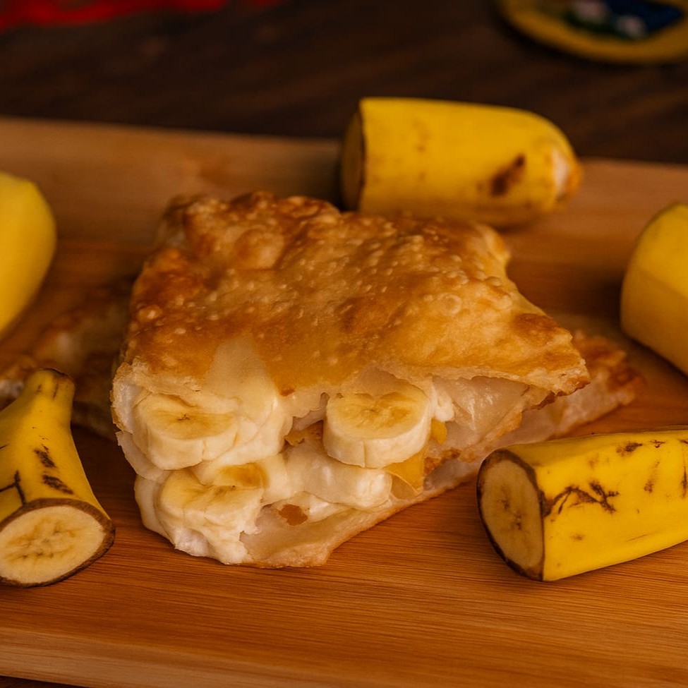 Delicioso pastel de chocolate branco super recheado feito com o chocolate da confeiteiro com varios pedaços de banana  Pastel com aproximadamente 19cm.