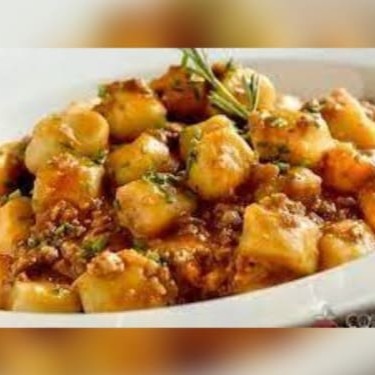 Descubra o sabor autêntico do nosso Gnocchi (Nhoque) ao Molho à Bolonhesa Especial (patinho). Com 400g, esse prato é delicadamente temperado com ervas finas que realçam o sabor robusto do molho à bolonhesa. Para completar, um toque de queijo derretido é meticulosamente misturado ao molho, proporcionando uma experiência gastronômica irresistível. Disponível também em porções de 500g e 800g, para satisfazer todos os apetites. Uma verdadeira viagem gustativa às tradições culinárias italianas em cada garfada.
