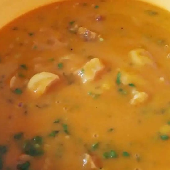 """Conforto e sabor em uma só tigela! Nossos caldos são preparados com ingredientes selecionados e receitas especiais para garantir cremosidade e aquele gostinho caseiro que aquece o coração. Perfeitos para qualquer ocasião, seja para começar ou completar sua refeição!"""