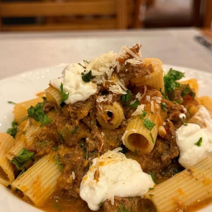 Rigatoni de ragu de costela e ricota