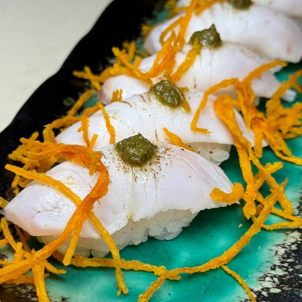 Sushi de peixe branco tost com pesto e crispy, uma delicia preparada com muito carinho pelo nosso Chef.