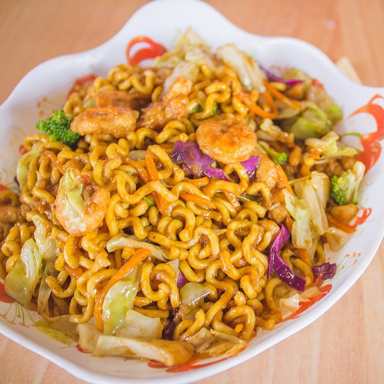 Macarrão, repolho roxo e verde, cenoura e camarão