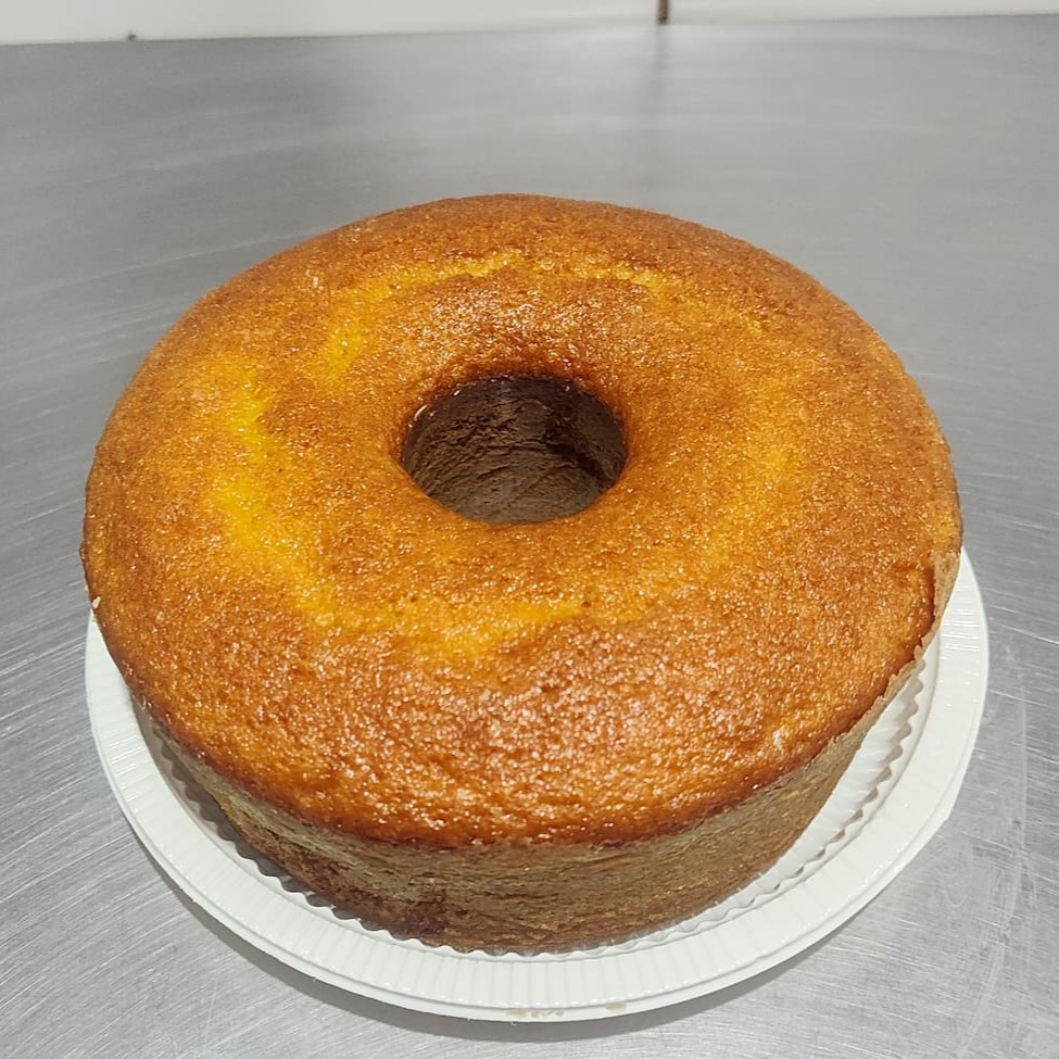 Deslumbre-se com o nosso Bolo de Cenoura, uma verdadeira obra-prima dentro da categoria 'Bolos Artesanais 2'. Este é um bolo artesanalmente preparado com cenouras frescas e suculentas, que lhe conferem um sabor inconfundível e único. O diferencial deste bolo é que não contém leite na massa, tornando-o uma opção perfeita para aqueles que seguem dietas restritivas ou têm intolerância à lactose. É o equilíbrio perfeito entre sabor e saúde, uma delícia que você não pode deixar de provar!
