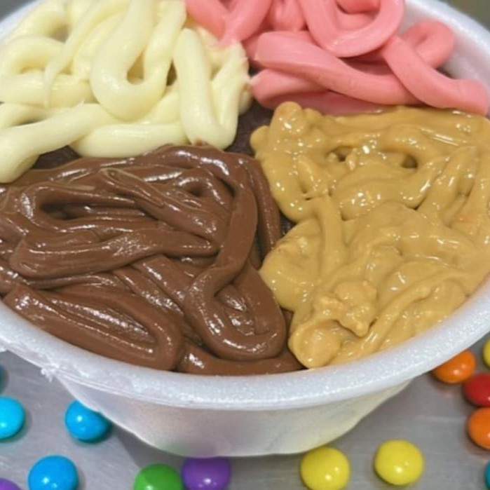 Aqui você vai poder colocar as melhores caldas do nosso cardápio, caldas feitas com fruta de verdade, seu açai vai ainda mais saboroso, escolha até 2 caldas e 2 complementos, por aquele precinho camarada,.