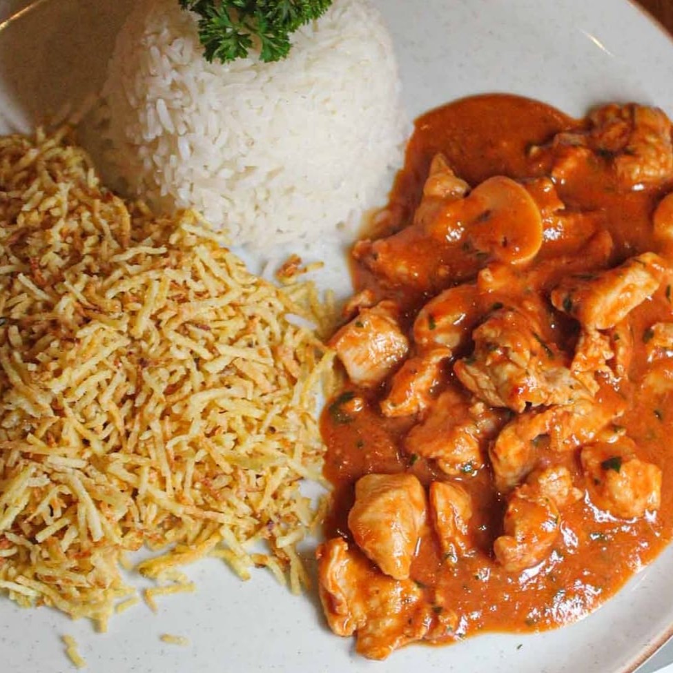 Delicioso Strogonoff de frango feito a moda da casa.  Acompanha: Arroz