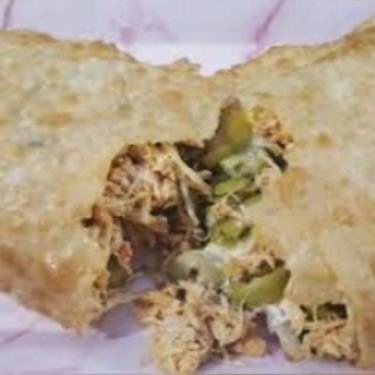 Massa frita de 22 cm recheada com delicioso recheio de frango com azeitonas