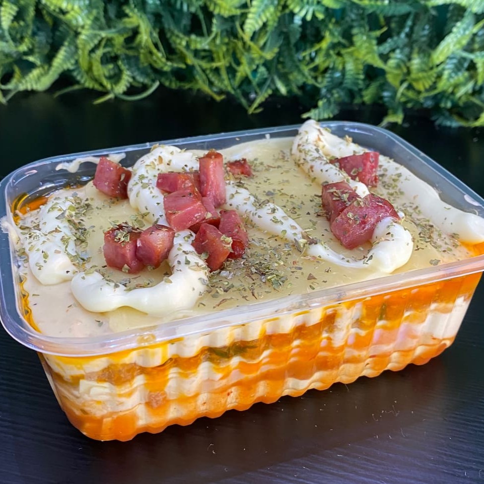 Lasanha de carne,queijo mussarela, presunto, finalizado com requeijão cremoso, orégano, calabresa e bacon.