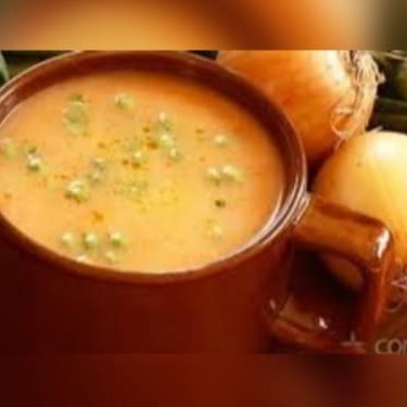 A Sopa de Cebola com creme de queijo, é uma experiência gastronômica irresistível. Este prato delicado e sofisticado é composto por uma sopa de cebola saborosa e aveludada, enriquecida pelo creme de queijo cremoso e suave. O prato é elegantemente acompanhado por torradas crocantes que adicionam uma textura deliciosa e complementam perfeitamente a riqueza dos sabores.