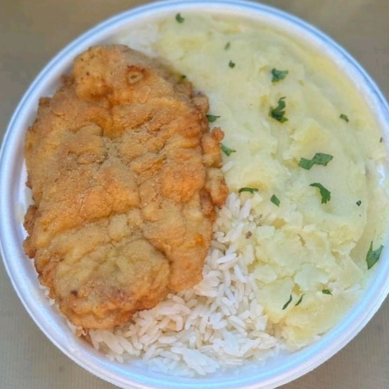 Marmita de Filé de frango Crocante com arroz ,feijão e purê da Casa cremoso