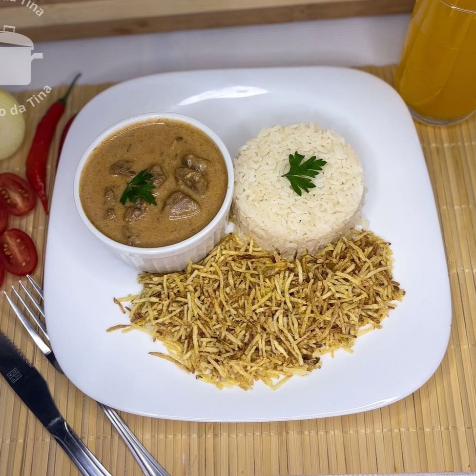 Strogonoff de Carne, Arroz e batata palha!  Escolha até 3 opções de adicionais sem custo!