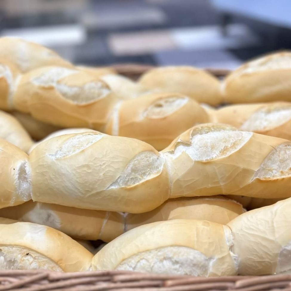 10 Paes de sal + 200 gramas de mortadela defumada (seara gourmet) + 2 Paes doce com coco + tobi de 2 litros