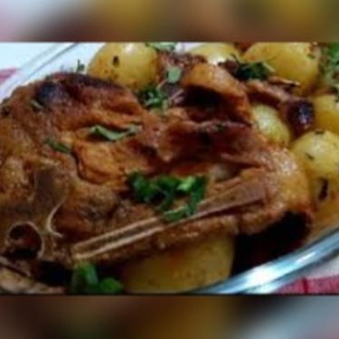 Em nossa oferta promocional, apresentamos um delicioso 'Carré com Batata Corada'. Este requintado prato exibe um carré suculento, cuidadosamente preparado para garantir sua maciez e sabor inigualável. Acompanha batatas coradas, douradas à perfeição, oferecendo uma crocância irresistível. Para completar, incluímos um arroz soltinho, feijão fresco e uma farofa crocante e saborosa. É uma combinação perfeita para quem procura uma refeição completa, nutritiva e cheia de sabor.