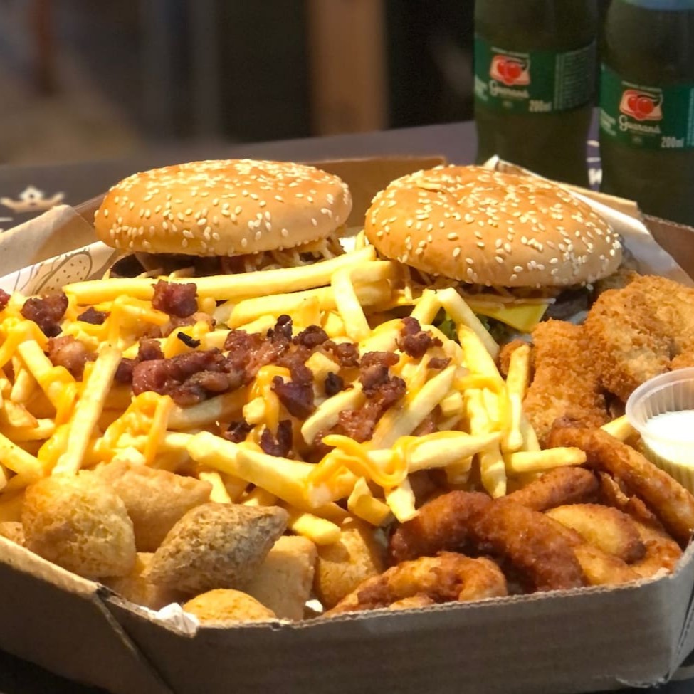 2 x-bacon 2 refri 200ml 6 nuggets 6 cebola empanada  10 salgadinhos porção de batata frita (cheddar e bacon).  2 refrigerantes 200ml