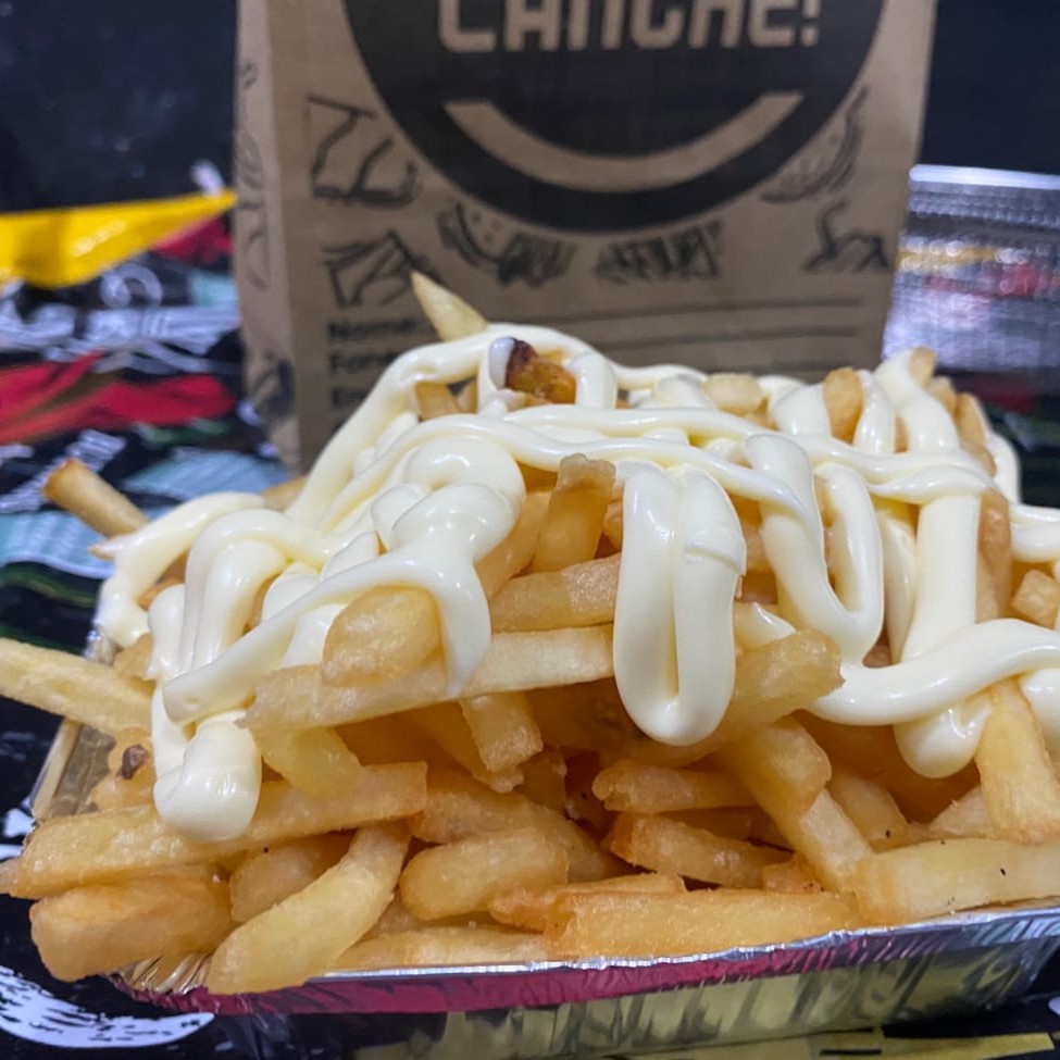 Batata P, cheddar e molho da casa