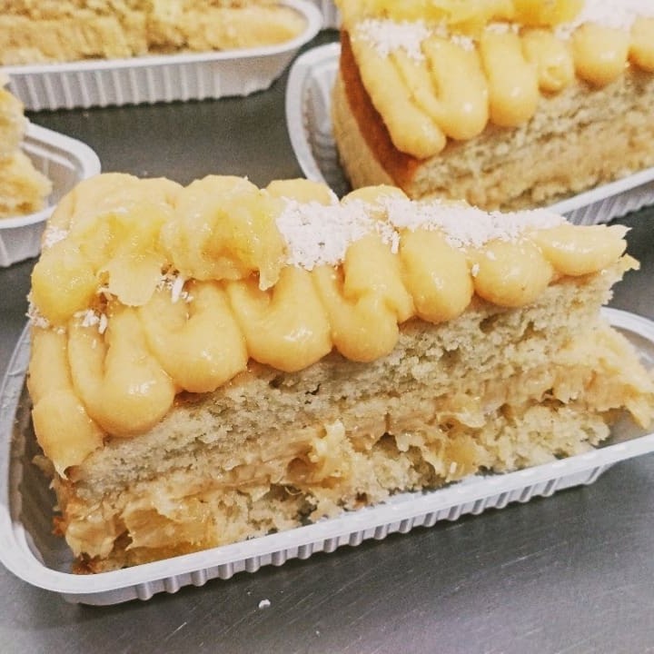 Feita com massa branca e um recheio generoso de creme de coco com uma deliciosa geleia caseira de abacaxi. É impossivel resistir, muito gostosa.