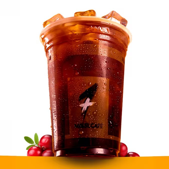 Refresque-se com nosso delicioso Chá Gelado de Cranberry! Feito com infusão de cranberries suculentos e selecionados, este chá oferece um sabor frutado e refrescante que é perfeito para qualquer ocasião.