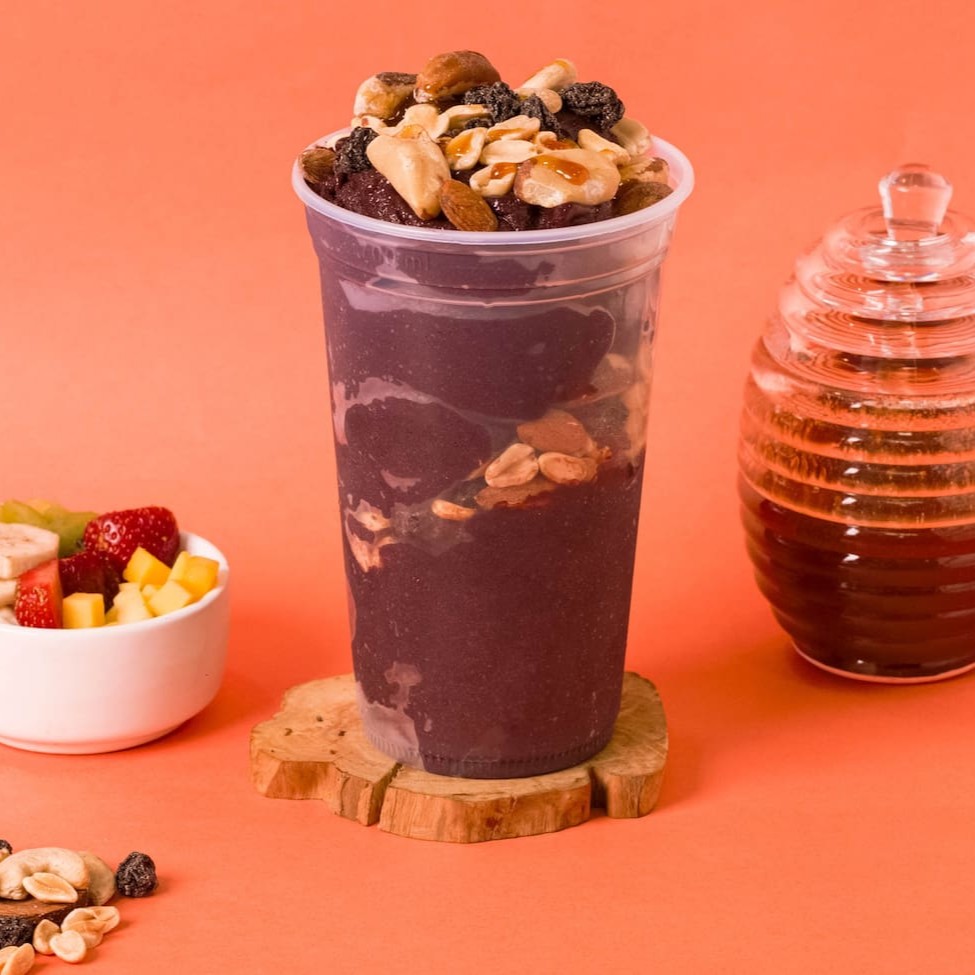 700ml de Açaí combinado manualmente com Castanha de caju, Castanha do Pará, Amêndoas, Passas e Amendoin.