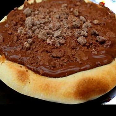 Massa artesanal, chocolate ao leite de qualidade, Ovomaltine Original em pedaçõs e flocos.