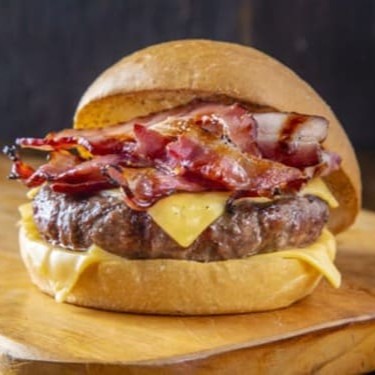 Pão brioche, carne, queijo cheddar fatiado, presunto, bacon, ovo, salada e molho.