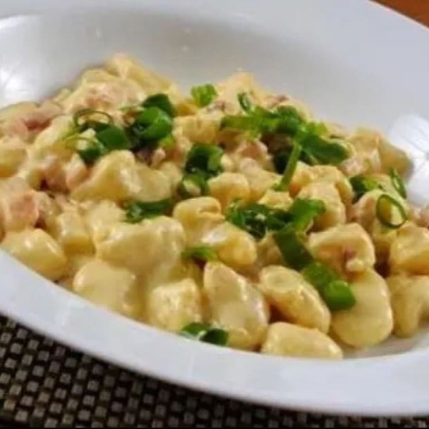 2 Deliciosos Gnocchi (Nhoque) ao Molho Carbonara. Apresentando duas generosas porções de 500g (250g de massa + 250g de Molho), este prato é composto por um molho branco cremoso, contendo bacon e calabresa bem crocante e sendo finalizado com Catupiry e queijo parmesão para dar ainda mais sabor.  ---------------------------Tags---------------------------  #massa #espaguete #comida #brasileira #italiana #point #farfalle #fettuccine #talharim #fusilli #sucos #polpa #refrigerantes #penne #cupom #marmita #pasta #nhoque #gnhocchi #capeletti #ravioli #massas frescas # #delivery #promoção #desconto #cupom #bebida #coca #spaghetti #janta #barato #gratis #frete #delicia