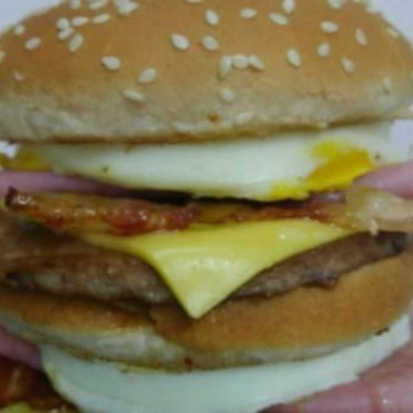 Pão, 2 carnes, 2 queijos, 2 presuntos, 2 ovos, calabresa, bacon, cheddar, salada e batata