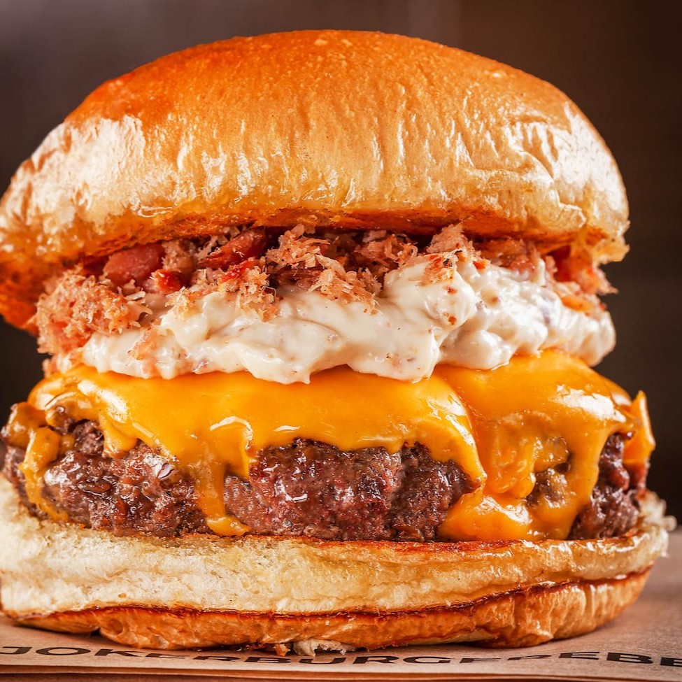 Blend 150g , queijo cheddar ou prato, maionese de bacon , farofa de bacon, no pão de brioche amanteigado.