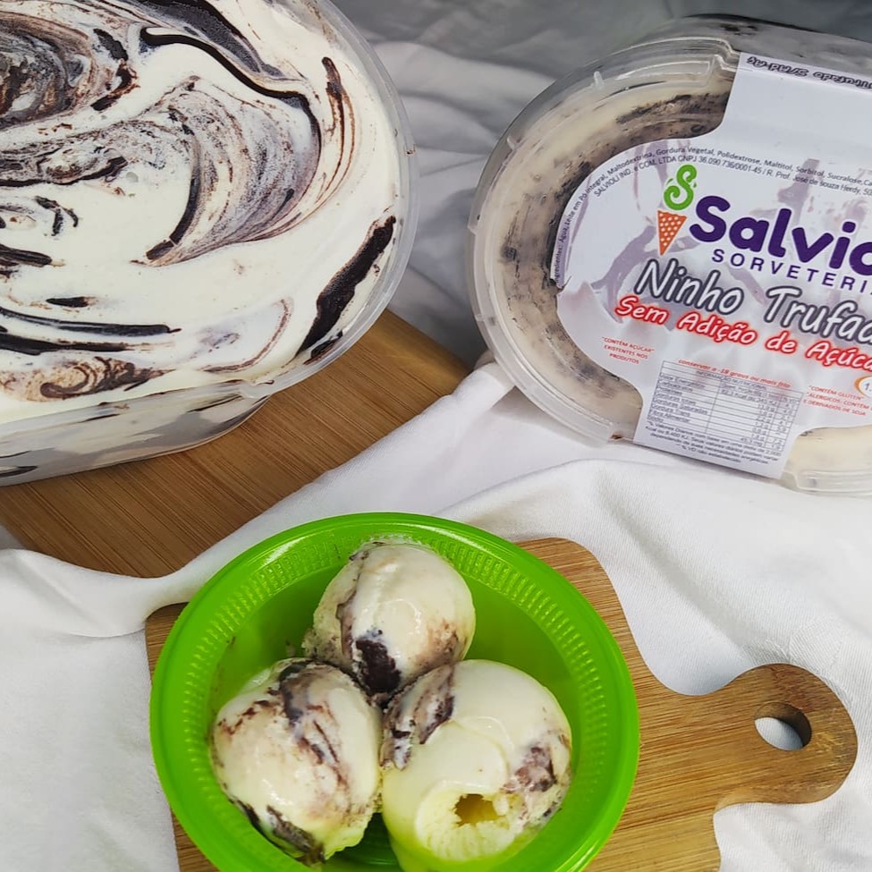 Sorvete de leite em pó, mesclado com chocolate trufado, com zero adição de açúcares e reduzido valor calórico