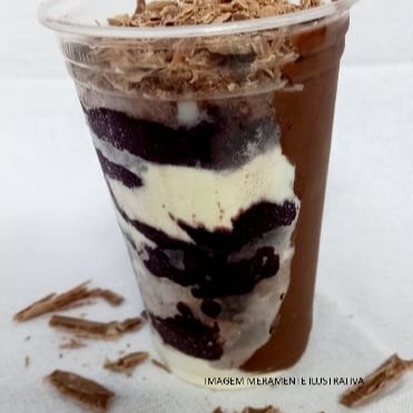 Copo com açaí, leite em pó, leite condensado, Ovomaltine em flocos, (