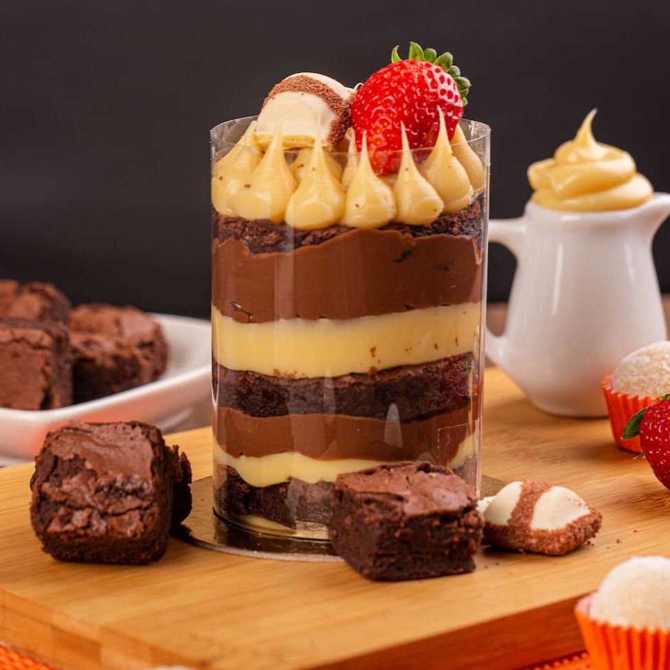 Nosso Minicake de Nutella com Ninho (Aro 8cm) é uma opção excelente e deliciosa para presentear alguém especial. Envolto em uma textura macia e recheado com o sabor irresistível da Nutella, ele é complementado pela suavidade do Ninho, criando uma combinação perfeita para o paladar. Atenção: nossa deliciosa criação não acompanha caixa de presente, mas você pode acrescentá-la ao seu pedido.