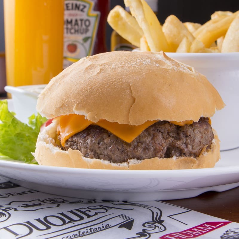 Hamburguer  (elaborado artesanalmente com o entrecôte filé de costela gril) no pão sacadura. + batata frita + coca cola lata