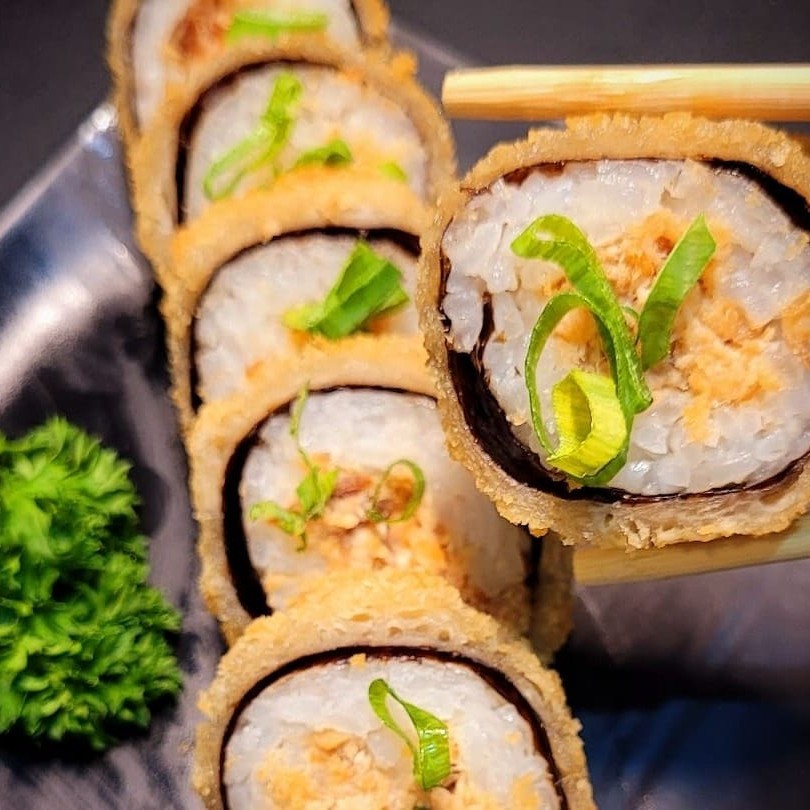 Arroz, pasta de atum, cream cheese e cebolinha