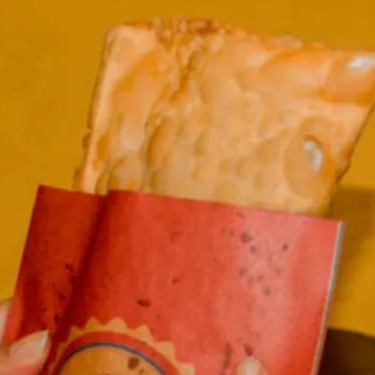 Creme cheese , frango desfiado , milho , cebola picadinha e uma pitada de oregano .