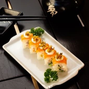 Recheio de camarão, creem cheese e cebolinha, arroz com salmão por cima e um toque de Crispy de alho poró