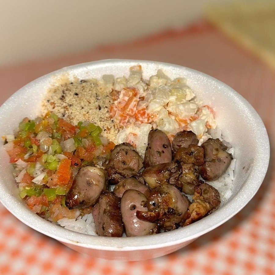 Deliciosa combinação de arroz, feijão e coração, acompanhada de farofa, maionese e molho a campanha. Uma refeição completa e saborosa que vai te deixar satisfeito!