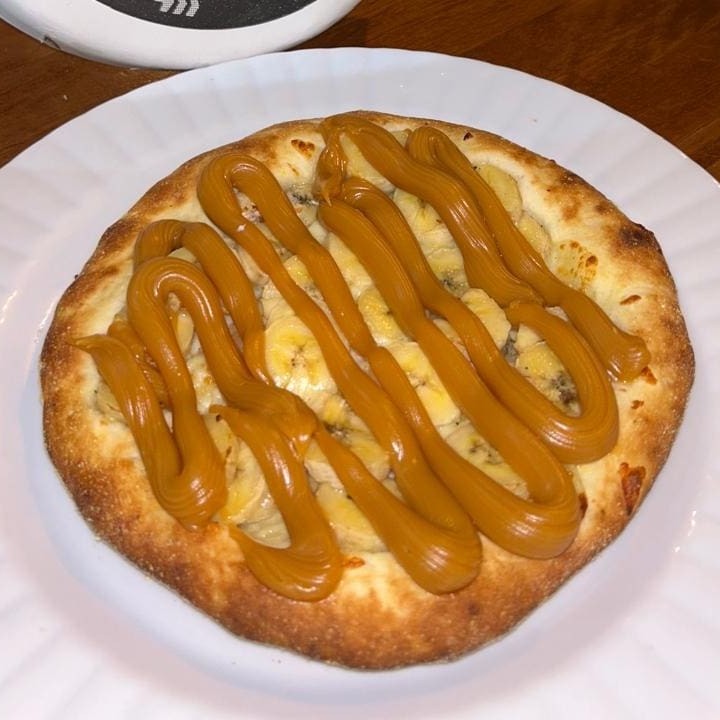 Muçarela,banana,canela e doce de leite.